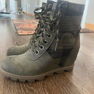 Sorel Women's Green Lace-Up Boots